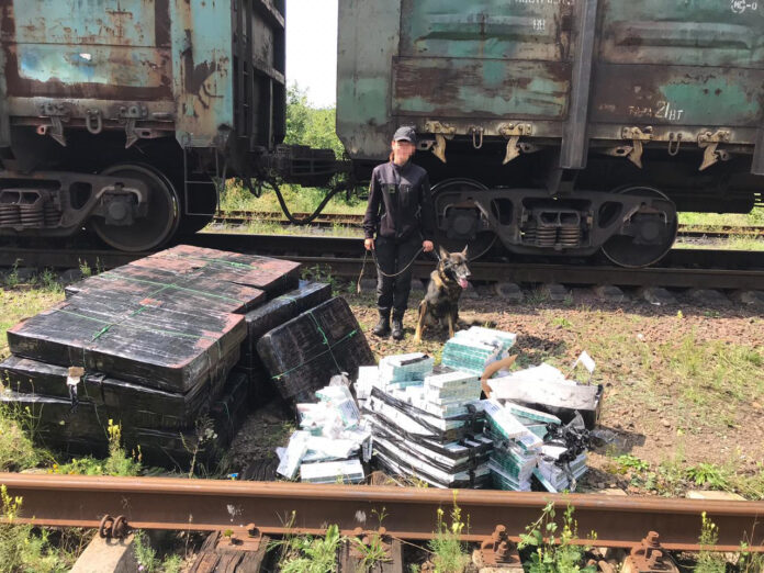 На Львівщині прикордонники виявили велику партію сигарет у потязі (фото) На Львівщині прикордонники виявили велику партію сигарет у потязі (фото)