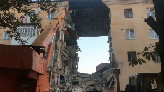 Із-під завалів зруйнованого будинку в Дрогобичі подзвонила дитина, – ЗМІ Із-під завалів зруйнованого будинку в Дрогобичі подзвонила дитина, – ЗМІ