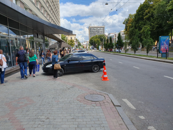 Львів’яни вимагають прибрати парковку біля готелю «Львів» Львів’яни вимагають прибрати парковку біля готелю «Львів»
