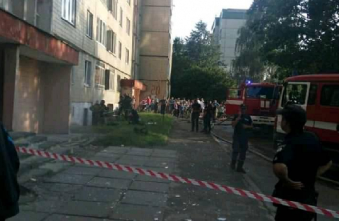 У Львові евакуювали мешканців будинку через задимлення у підвалі У Львові евакуювали мешканців будинку через задимлення у підвалі