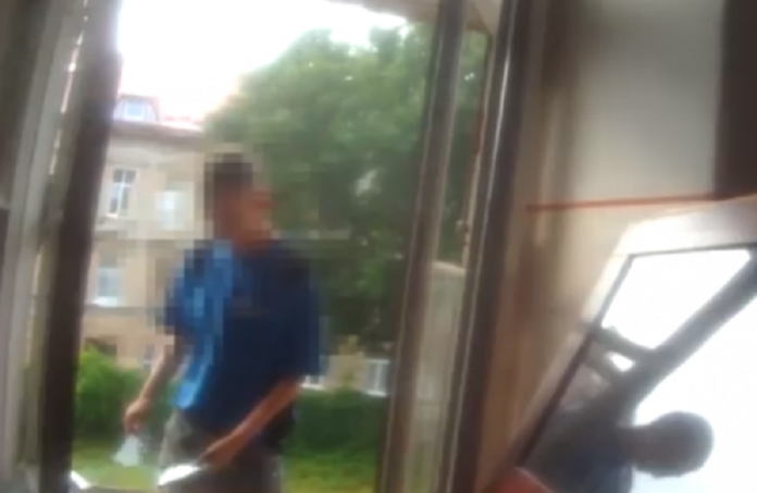 У Львові патрульний врятував чоловіка від самогубства (відео) У Львові патрульний врятував чоловіка від самогубства (відео)