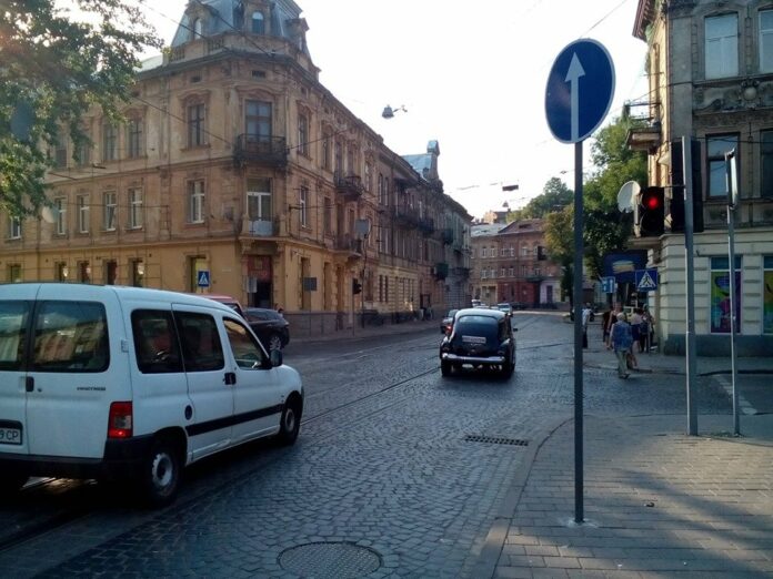 На вулиці Франка реорганізували рух: що потрібно знати водіям (фото) На вулиці Франка реорганізували рух: що потрібно знати водіям (фото)