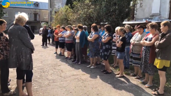 На Львівщині незадоволені працівники швейної фабрики влаштували акцію протесту (відео) На Львівщині незадоволені працівники швейної фабрики влаштували акцію протесту (відео)