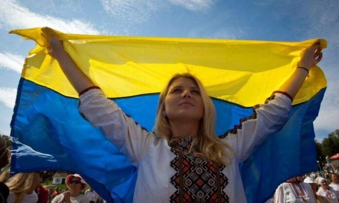 Радісні цифри: 74% українців обирають країною народження – Україну Радісні цифри: 74% українців обирають країною народження – Україну