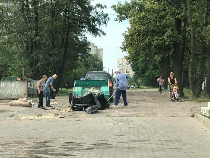 Мешканці Львова провели ямковий ремонт самотужки Мешканці Львова провели ямковий ремонт самотужки