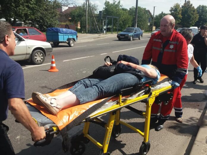 У Львові автівка патрульних збила двох жінок (фото) У Львові автівка патрульних збила двох жінок (фото)