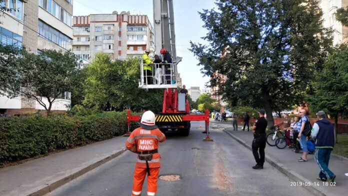 У Львові рятувальники зняли жінку з балкону багатоповерхівки (фото) У Львові рятувальники зняли жінку з балкону багатоповерхівки (фото)