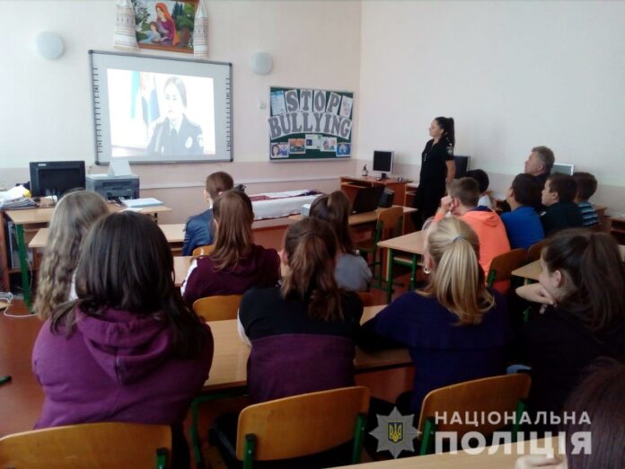 На Львівщині поліцейські у школах розповіли дітям про буллінг та цькування На Львівщині поліцейські у школах розповіли дітям про буллінг та цькування