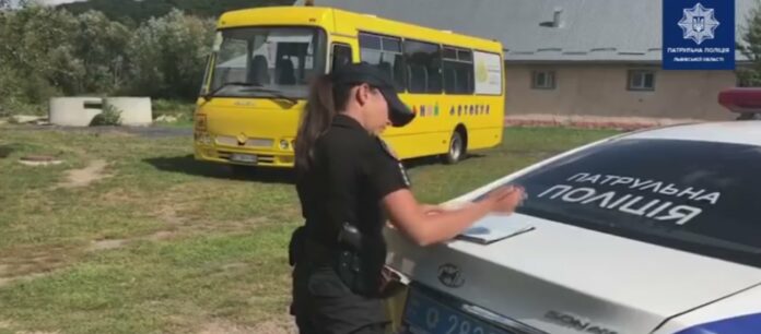 Водія шкільного автобуса, який грубо порушив ПДР на залізничному переїзді, оштрафували (відео) Водія шкільного автобуса, який грубо порушив ПДР на залізничному переїзді, оштрафували (відео)