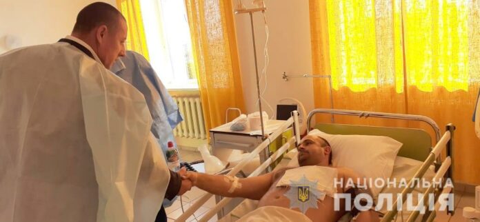 Стан поліцейського, який отримав поранення при затриманні злочинців-втікачів, стабільний (фото) Стан поліцейського, який отримав поранення при затриманні злочинців-втікачів, стабільний (фото)