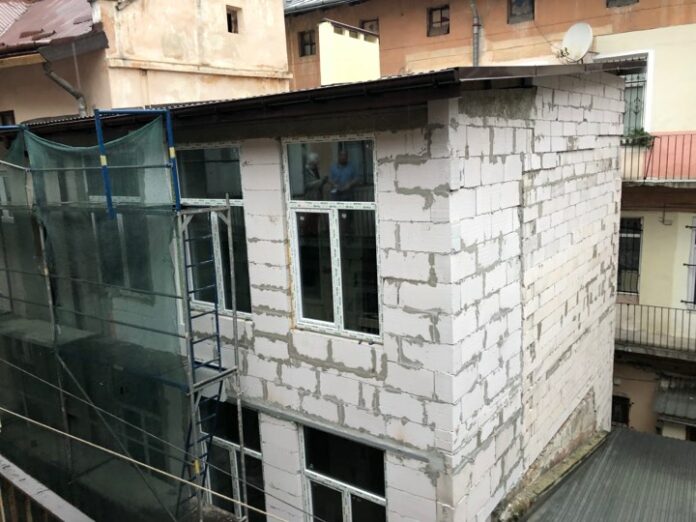 Через низку порушень будівництво на вулиці Лесі Українки припинено Через низку порушень будівництво на вулиці Лесі Українки припинено