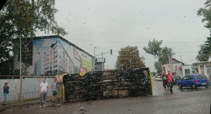 Біля Львова перекинулась маршрутка (фото) Біля Львова перекинулась маршрутка (фото)