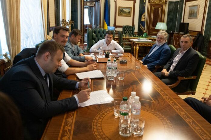 Коломойський прийшов до ОПУ та провів зустріч із Зеленським Коломойський прийшов до ОПУ та провів зустріч із Зеленським