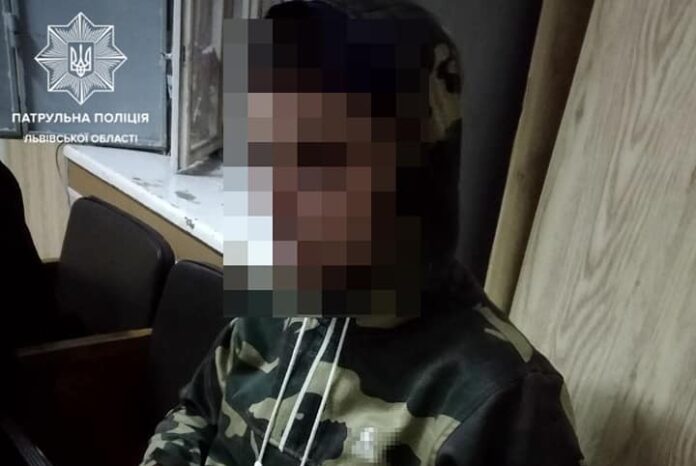У Львові двоє зловмисників підрізали чоловіка У Львові двоє зловмисників підрізали чоловіка
