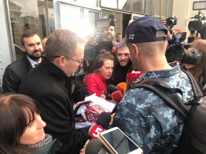 Звільненого з полону моряка Андрія Оприска зустріли у Львові Звільненого з полону моряка Андрія Оприска зустріли у Львові