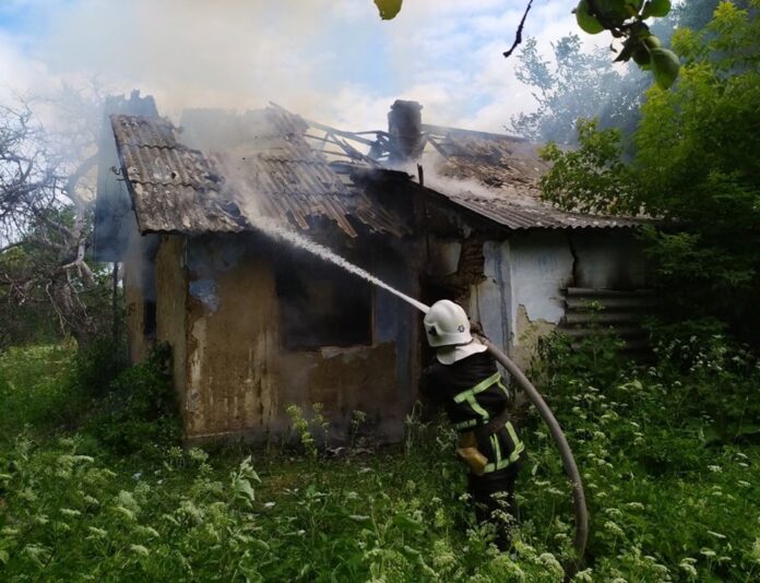 У Львові, на Малогосківській, згоріла дерев’яна покинута хата У Львові, на Малогосківській, згоріла дерев’яна покинута хата