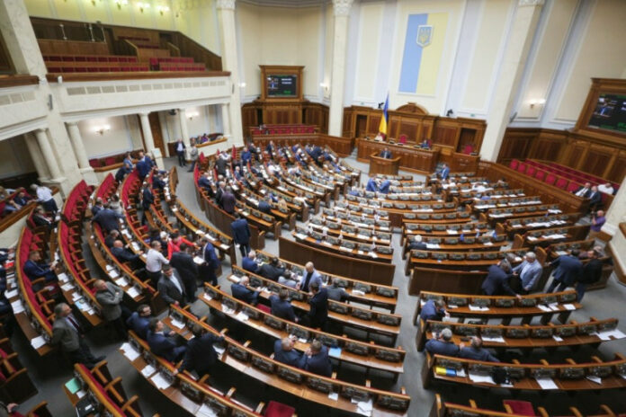 Рада направила до КСУ закон про позбавлення депутатів мандата за прогули Рада направила до КСУ закон про позбавлення депутатів мандата за прогули