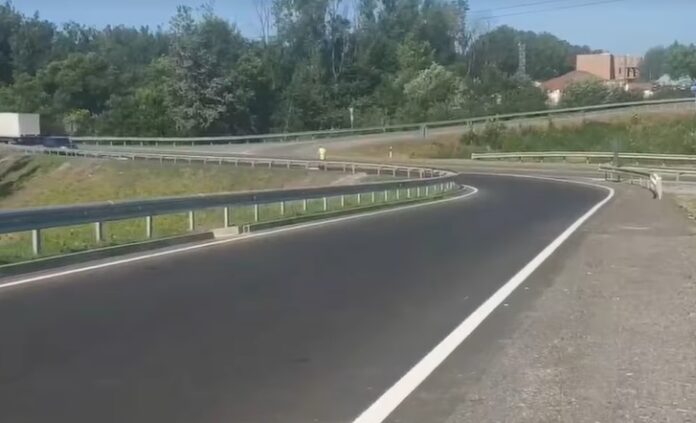 Поблизу Львова влаштували з’їзди на дворівневих транспортних розв’язках (відео) Поблизу Львова влаштували з’їзди на дворівневих транспортних розв’язках (відео)