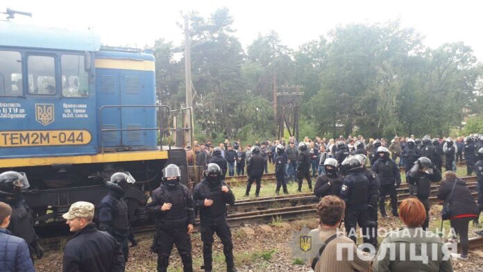 На Львівщині під час заходів з розблокування руху поїздів постраждало восьмеро поліцейських (фото). ОНОВЛЕНО На Львівщині під час заходів з розблокування руху поїздів постраждало восьмеро поліцейських (фото). ОНОВЛЕНО