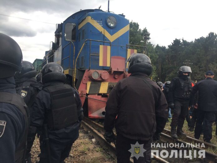 З’явилися останні подробиці про блокаду у Соснівці та долю заарештованих протестувальників (відео) З’явилися останні подробиці про блокаду у Соснівці та долю заарештованих протестувальників (відео)