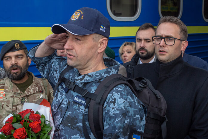 Поспішаю додому, бо рік не бачив маму, – у Львові зустріли моряка, звільненого з російського полону (фото) Поспішаю додому, бо рік не бачив маму, – у Львові зустріли моряка, звільненого з російського полону (фото)