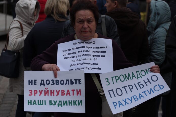 Активісти намагаються потрапити на сесію Львівської міськради (фото) Активісти намагаються потрапити на сесію Львівської міськради (фото)