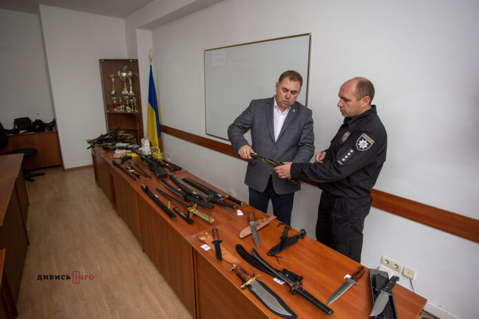 Львівські митники передали поліцейським конфісковану зброю (відео) Львівські митники передали поліцейським конфісковану зброю (відео)