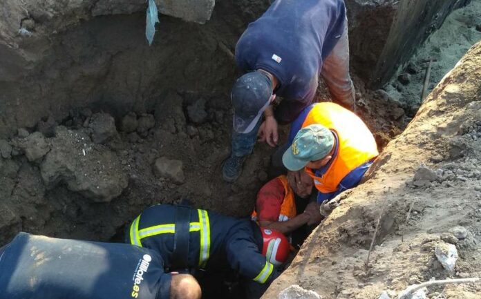 У Винниках чоловіка засипало землею У Винниках чоловіка засипало землею