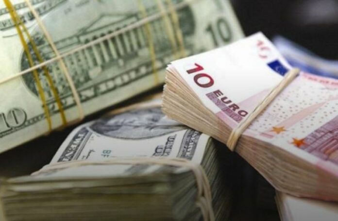 Долар та євро продовжують падати в ціні Долар та євро продовжують падати в ціні