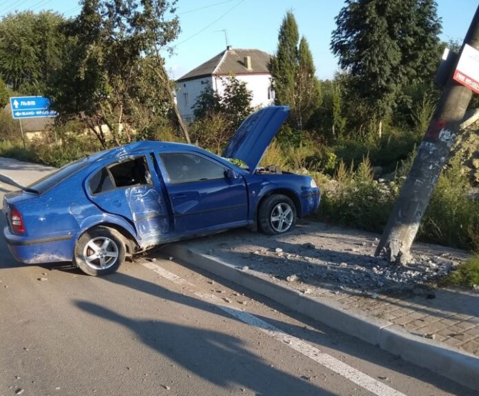 Аварія на Львівщині: п’яний водій зніс стовп та зник з місця ДТП (фотофакт) Аварія на Львівщині: п’яний водій зніс стовп та зник з місця ДТП (фотофакт)