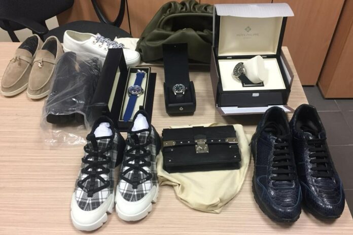 Шанувальник «Діор» намагався провезти на Львівщину неоподатковані речі (фото і відео) Шанувальник «Діор» намагався провезти на Львівщину неоподатковані речі (фото і відео)