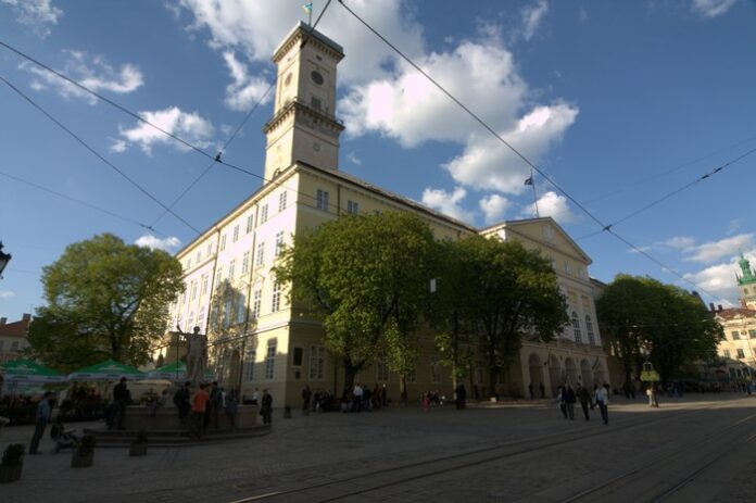 На площі Ринок виявили гранату часів Другої світової війни На площі Ринок виявили гранату часів Другої світової війни