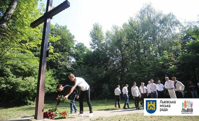 У Львові вшанували загиблих на «Цитаделі» у 80-ті роковини початку ІІ світової війни У Львові вшанували загиблих на «Цитаделі» у 80-ті роковини початку ІІ світової війни