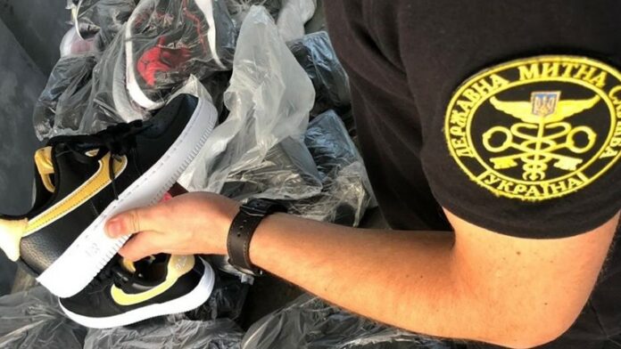 Львівські митники вилучили взуття на чверть мільйона Львівські митники вилучили взуття на чверть мільйона