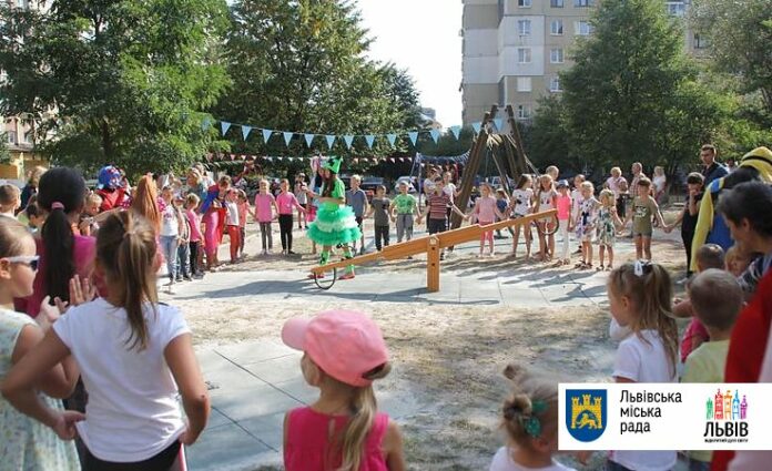 На Сихові відкрили дитячий інклюзивний майданчик На Сихові відкрили дитячий інклюзивний майданчик
