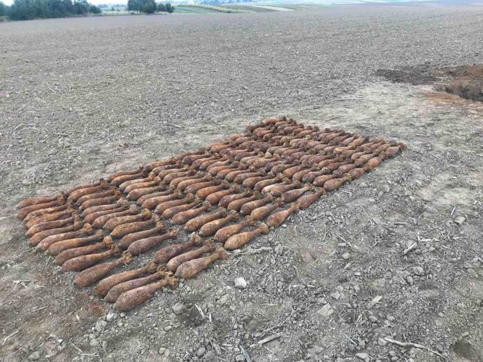 На Львівщині на сільськогоподарській ділянці знайшли 137 мінометних мін (фото) На Львівщині на сільськогоподарській ділянці знайшли 137 мінометних мін (фото)