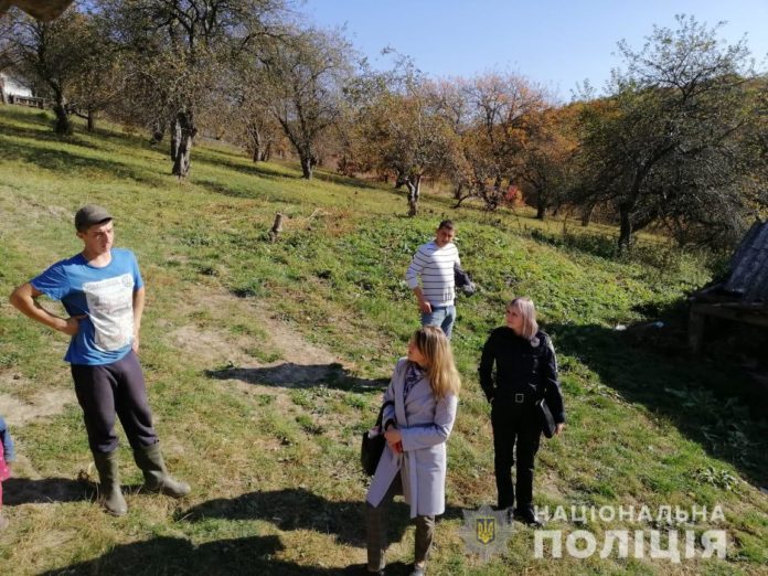 На Львівщині правоохоронці перевіряють неблагополучні родини (фото) На Львівщині правоохоронці перевіряють неблагополучні родини (фото)