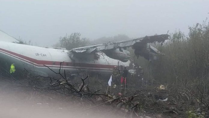 З літака АН-12 експерти вилучили бортовий самописець (відно) З літака АН-12 експерти вилучили бортовий самописець (відно)