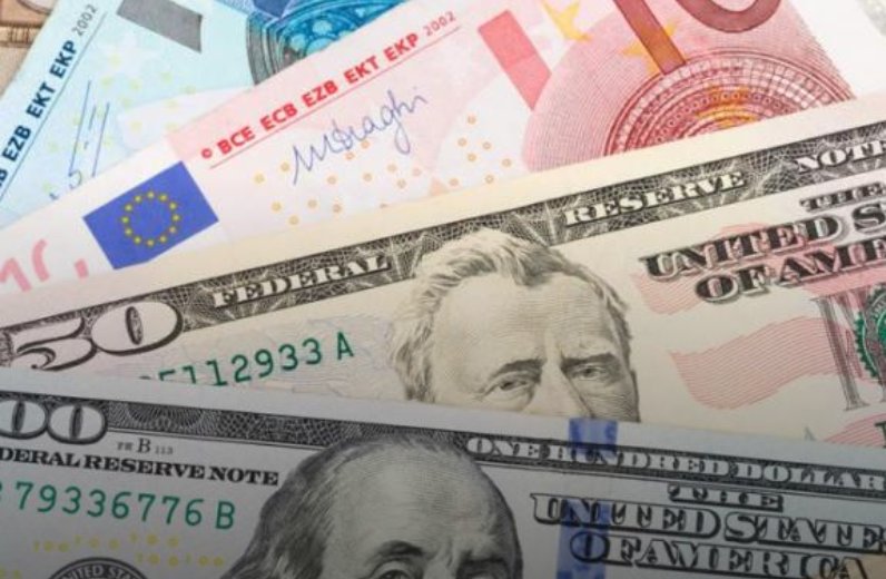 Долар та євро впали в ціні