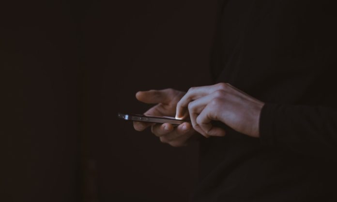 Шахраі у соцемрежах створюють фейкові сторінки священнослужителів і видурюють гроші Шахраі у соцемрежах створюють фейкові сторінки священнослужителів і видурюють гроші