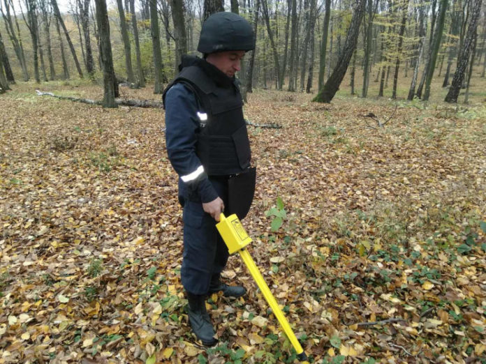 На Львівщині чоловік пішов по гриби, а знайшов артснаряд