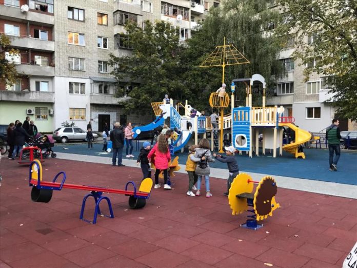 У Шевченківському районі Львова з’явився новий громадський простір з дитячим майданчиком У Шевченківському районі Львова з’явився новий громадський простір з дитячим майданчиком