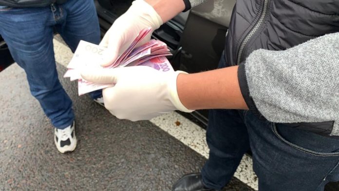 На Львівщині СБУ затримала на хабарі співробітника ДФС (фото) На Львівщині СБУ затримала на хабарі співробітника ДФС (фото)