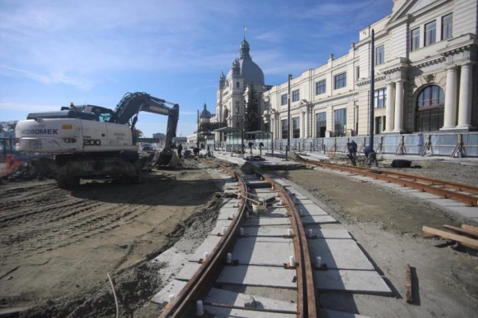 Реконструкція площі Двірцевої: що вже встигли зробити (фото)