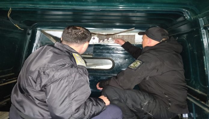 Львівські прикордонники затримали авто з контрабандними сигаретами Львівські прикордонники затримали авто з контрабандними сигаретами