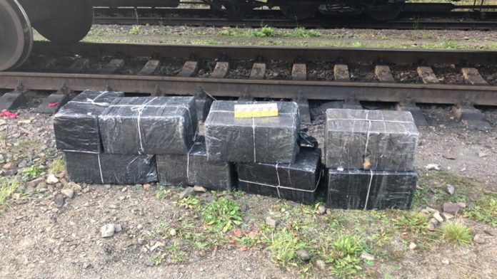 Львівські прикордонники знайшли контрабандні сигарети у вагоні з рудою Львівські прикордонники знайшли контрабандні сигарети у вагоні з рудою