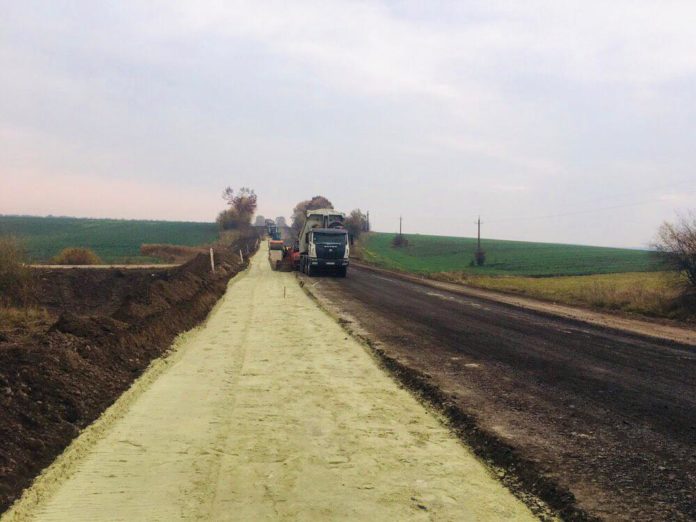 На Львівщині ремонтують автомобільну дорогу Т-14-25 (фото) На Львівщині ремонтують автомобільну дорогу Т-14-25 (фото)