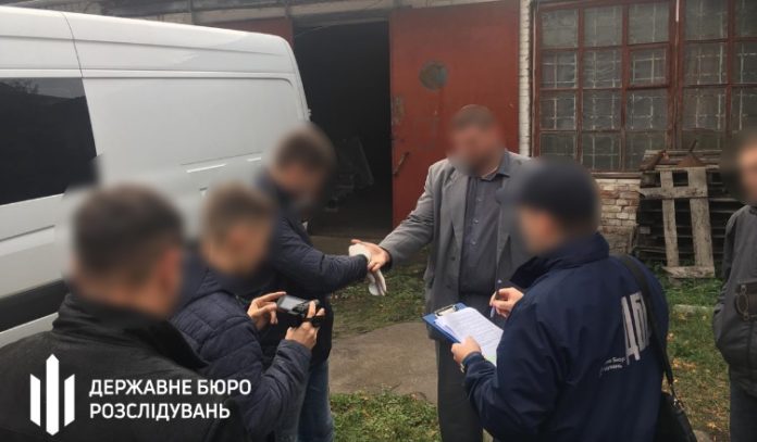 На Львівщині затримали податківця, який змушував підприємця купити фальсифіковані алкогольні напої На Львівщині затримали податківця, який змушував підприємця купити фальсифіковані алкогольні напої
