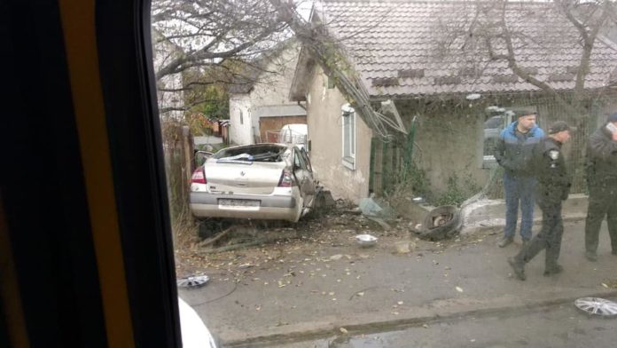 У Львові авто влетіло в подвір’я У Львові авто влетіло в подвір’я