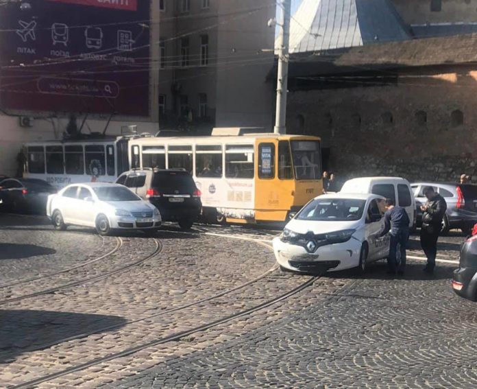 На Винниченка внаслідок ДТП ускладнений рух На Винниченка внаслідок ДТП ускладнений рух